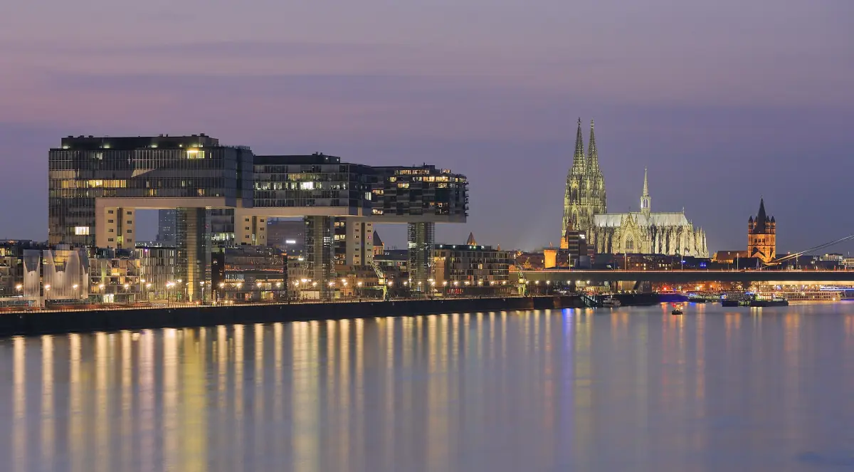 The crane houses of the Rheinauhafen and the cathedral