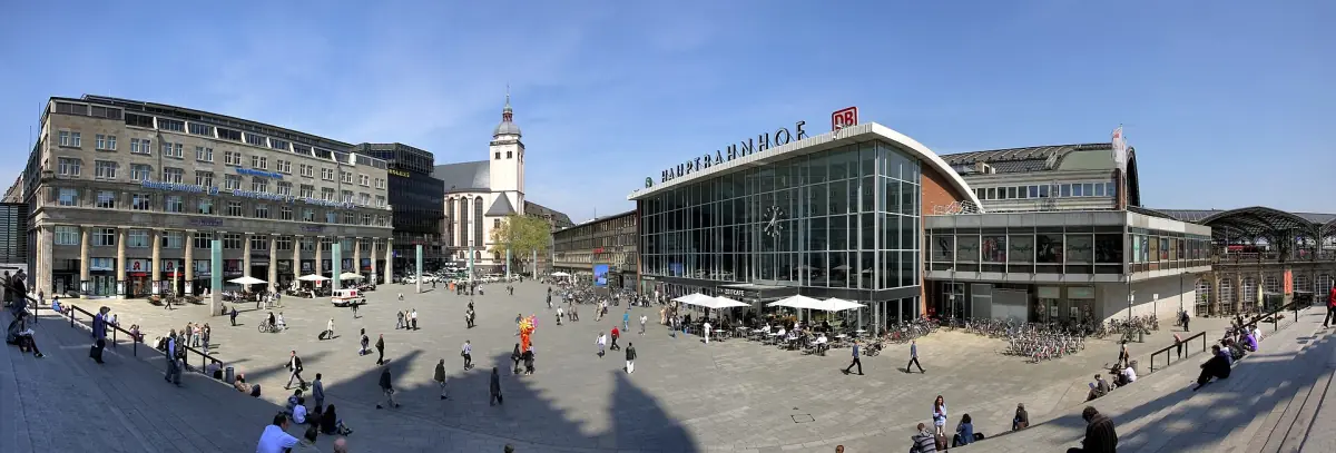 The square outside Cologne Central Station